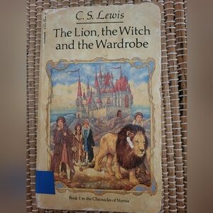 C.s. Lewis the lion the witch and the wardrobe vintage paperback